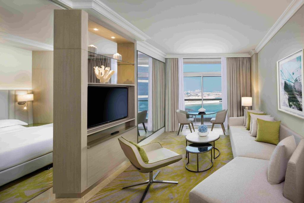 فندق بيتش روتانا سويتس من أبرز فنادق قريبة من مستشفى كليفلاند أبو ظبي.