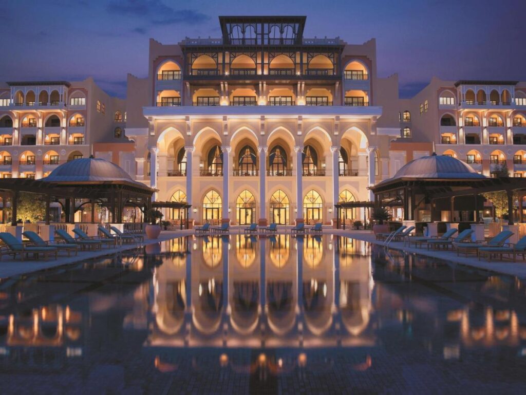 شانغريلا أبو ظبي قرية البري من أهم فنادق بمسابح خاصة في أبو ظبي