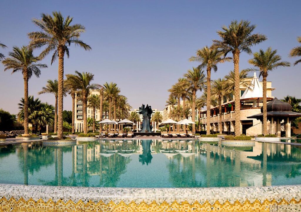 فندق ومنتجع جميرا شاطئ المسيلة فندق بحمام سباحه خاص الكويت.
