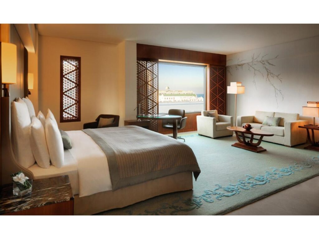 فندق ومنتجع جميرا شاطئ المسيلة أفخم منتجعات الكويت مع مسبح خاص.