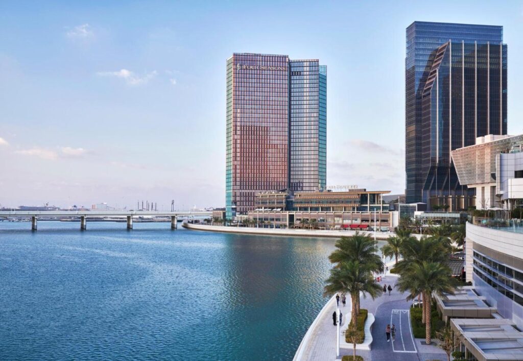 فور سيزونز أبو ظبي في جزيرة الماريا يعد أفخم فنادق أبو ظبي