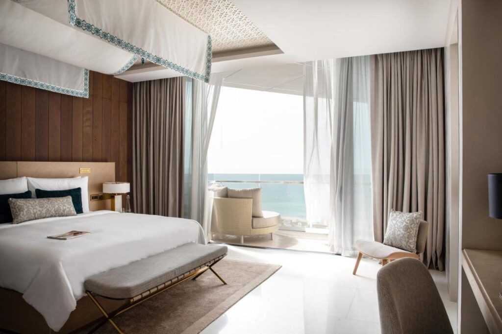فندق جميرا أبو ظبي السعديات من فنادق أبو ظبي عالبحر.