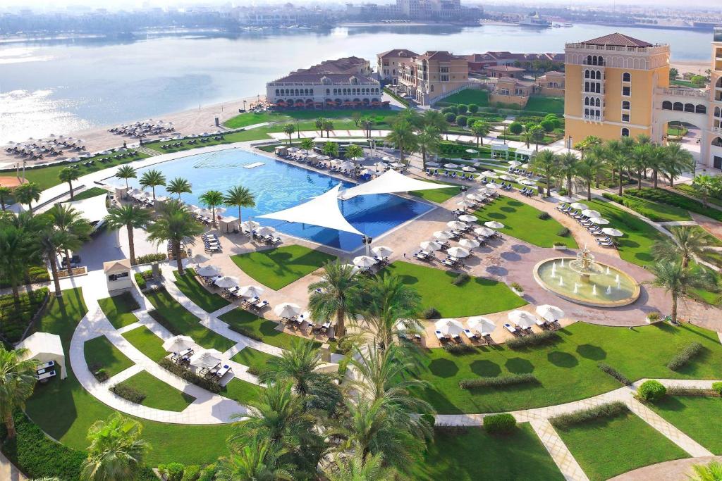 فندق ريتز كارلتون أبو ظبي القناة الكبرى يقدم أفضل شاليهات في أبو ظبي مع مسبح خاص