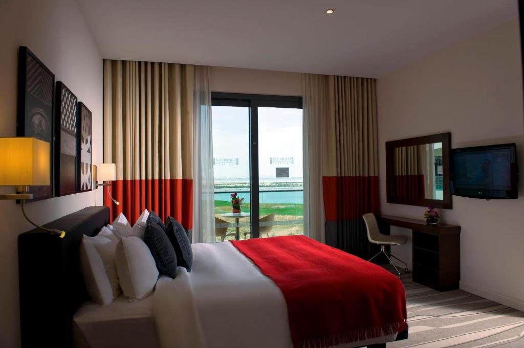 فندق ستيبريدج سويتس جزيرة ياس أبو ظبي.