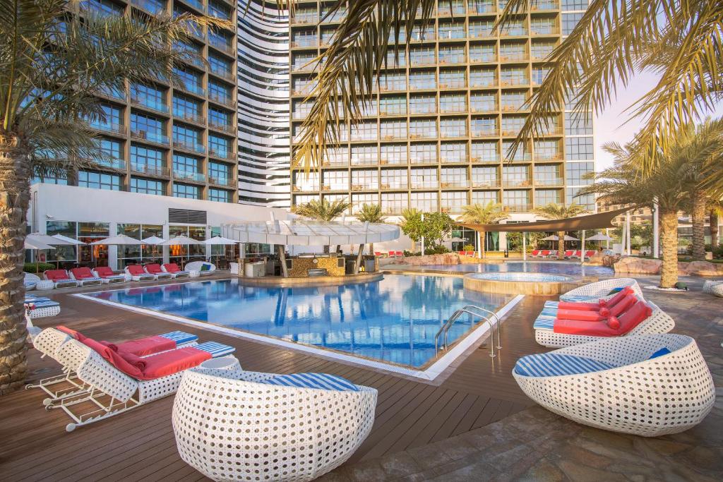 فندق روتانا أبو ظبي جزيرة ياس من أفضل فنادق أبو ظبي للعوائل.