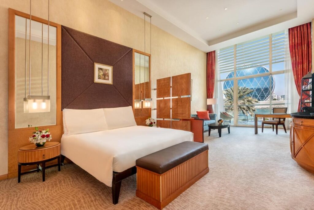 فندق شاطئ الراحة أبو ظبي من أفضل فنادق أبو ظبي للشباب.