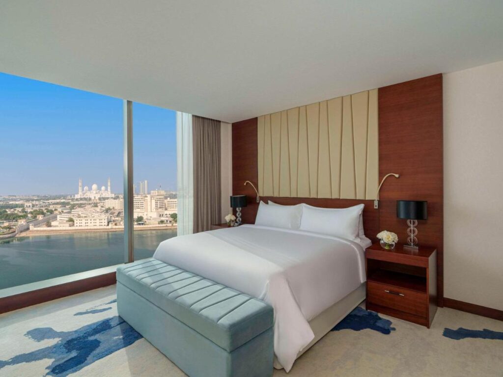 فندق فيرمونت باب البحر أبو ظبي من فنادق في أبو ظبي للشباب الشهيرة.