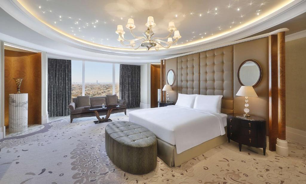 هيلتون الرياض يعرف بانه افخم فندق ٧ نجوم الرياض
